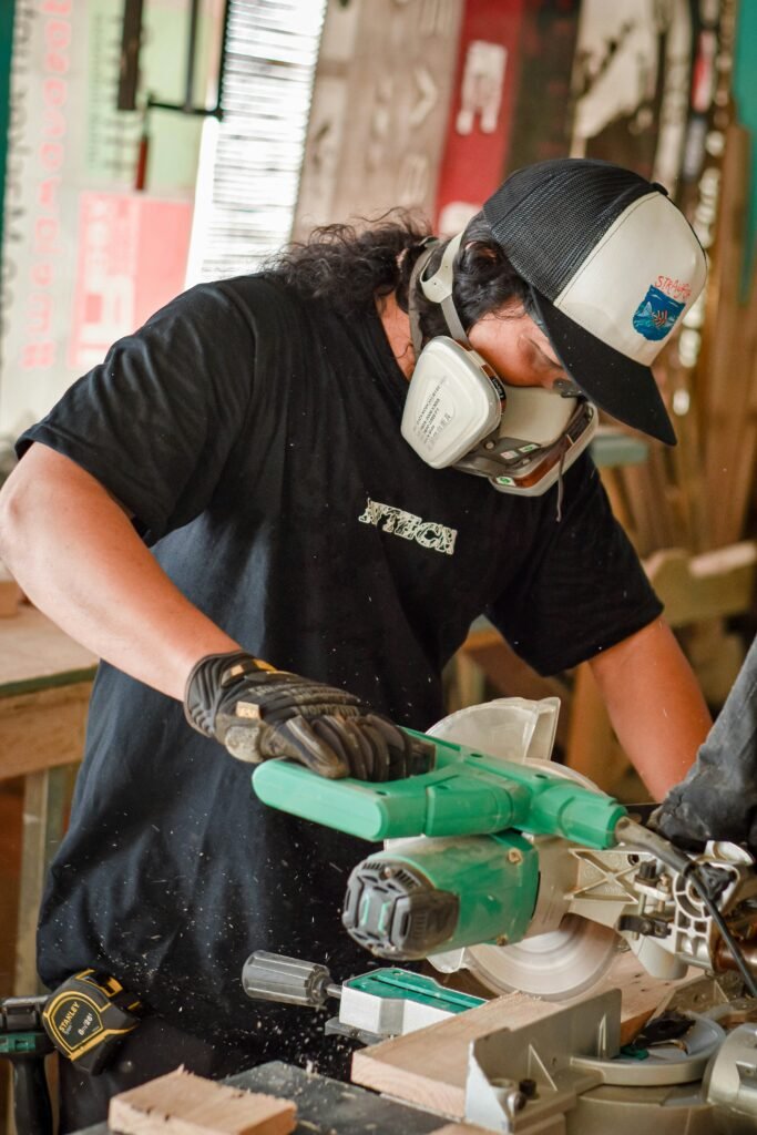 Handwerker bei der Bearbeitung von Holz in einer Werkstatt